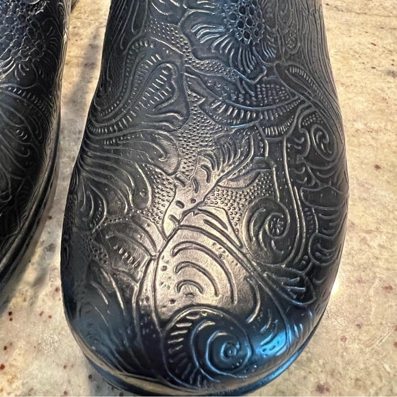 Yuu Bethanee Slip On Clog Black Tooled Size 8.5 EUC - Picture 3 of 8